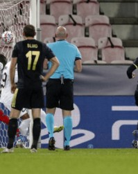  弗赖堡主场顽强阻击拜仁展现坚韧防守  