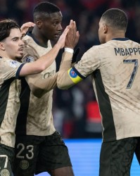  布雷斯特门将超神扑救零封巴黎  