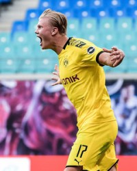  哈兰德替补登场梅开度救主  