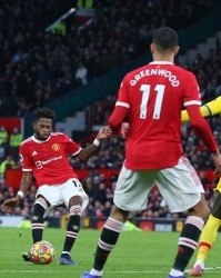  曼联新帅首秀告捷，滕哈赫战术获认可  